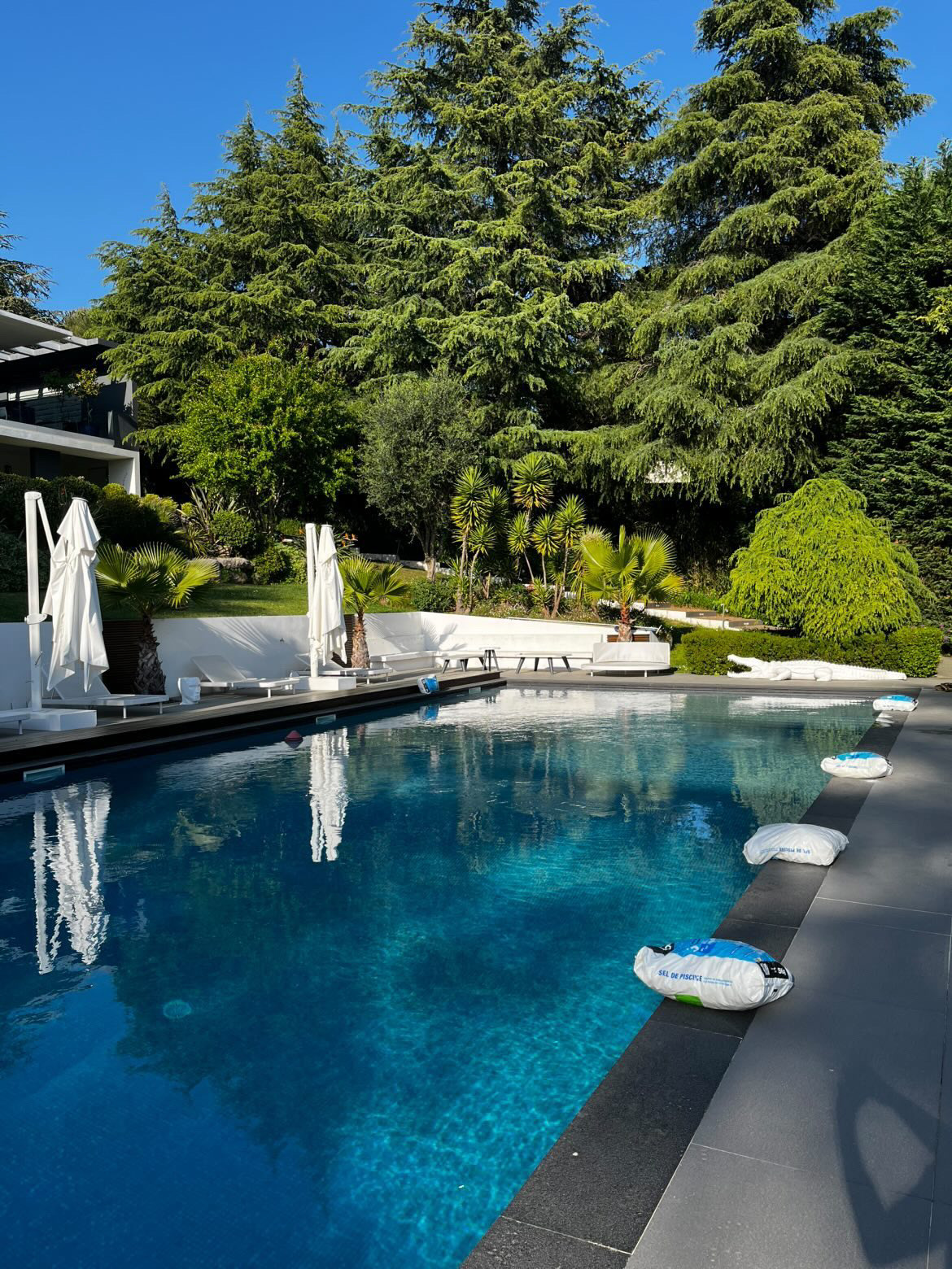 Piscine entretenue par Luxury Cleaning Pool sur la Côte d'Azur